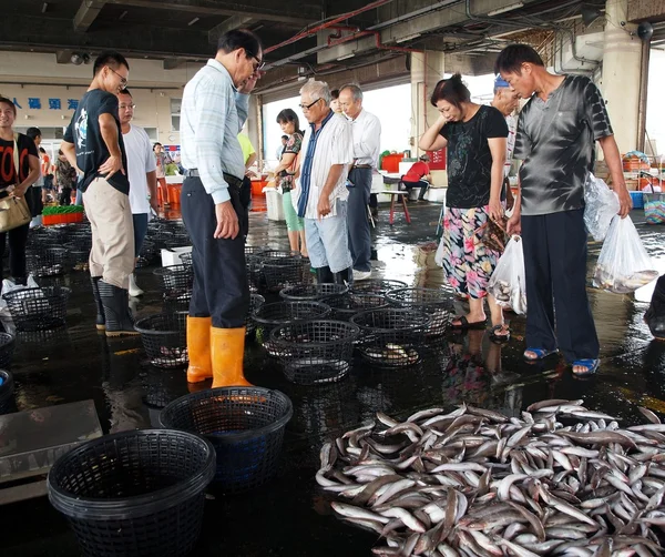 Аукцион рыб в местном рыбном порту Тайваня — стоковое фото