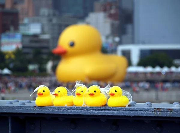 Giant Rubber Duck besøger Taiwan - Stock-foto