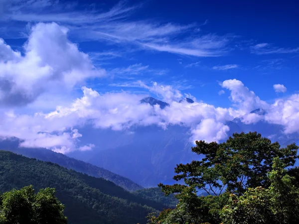 Альпийский пейзаж с драматическим голубым небом — стоковое фото