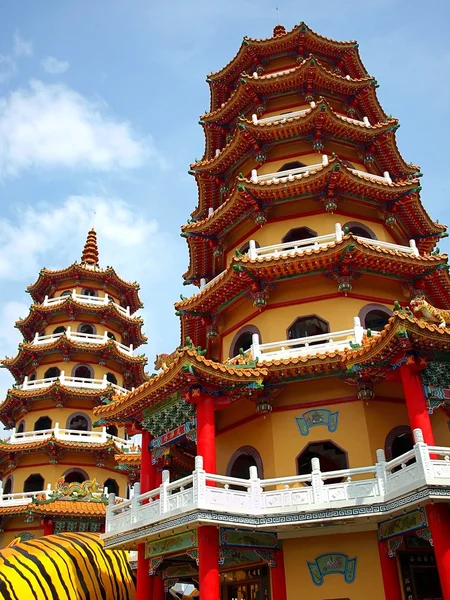 The Tiger and Dragon Pagodas in Taiwan — Stock Photo, Image