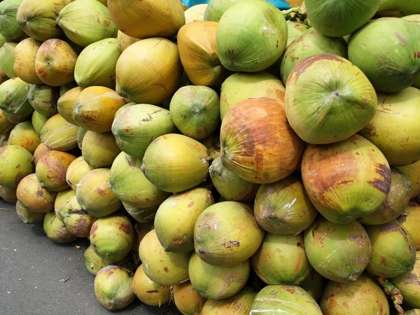 Hög med färska kokosnötter — Stockfoto