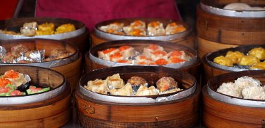 dim sum yemekleri ile bambu vapurları