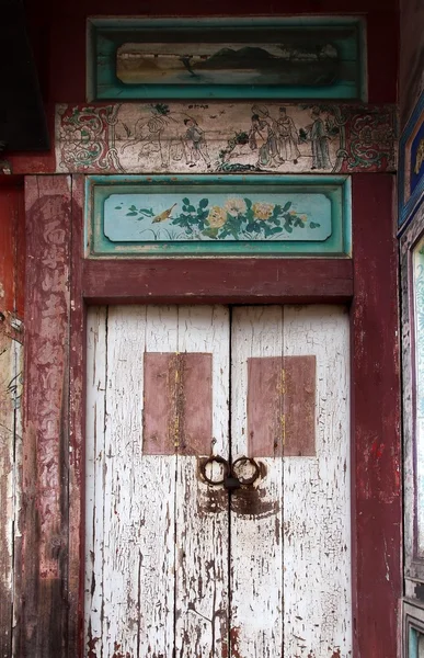 오래 된 나무로 되는 중국 문 — 스톡 사진