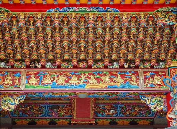 Temple chinois plafond avec des décorations complexes — Photo