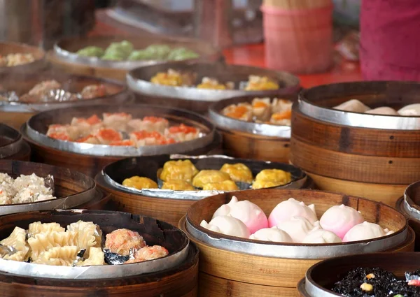 Vapores de bambú con vajilla dim sum — Foto de Stock