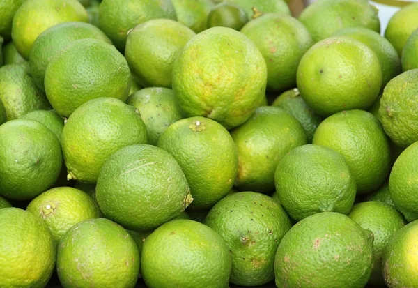 新鲜的绿色柠檬 — 图库照片