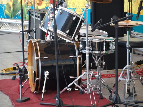 Conjunto de tambores y micrófonos en un escenario — Foto de Stock