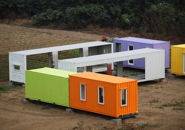 Casas coloridas do recipiente são montadas — Fotografia de Stock