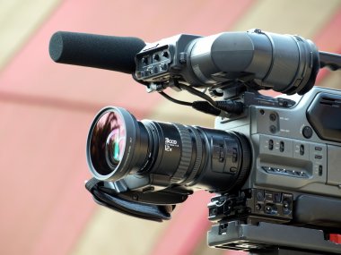 profesyonel video kamera ile ekli mikrofon