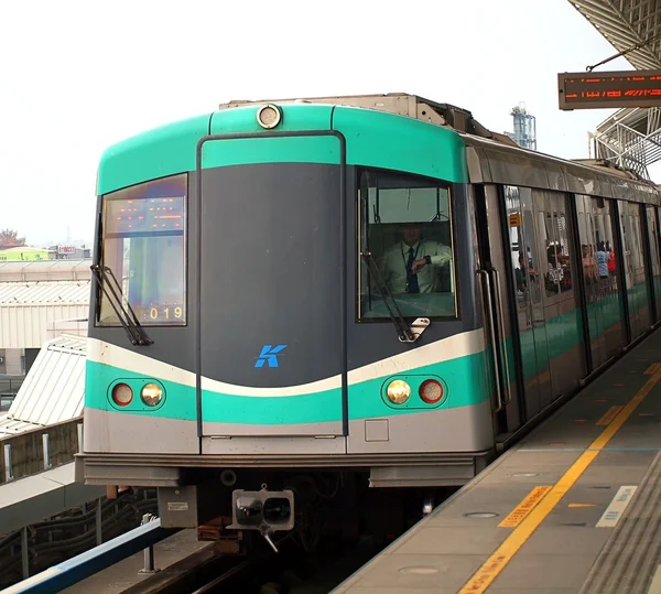 Поезд МРТ Гаосюна прибывает на станцию — стоковое фото