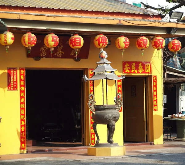 Pequeno templo chinês com lanternas coloridas — Fotografia de Stock