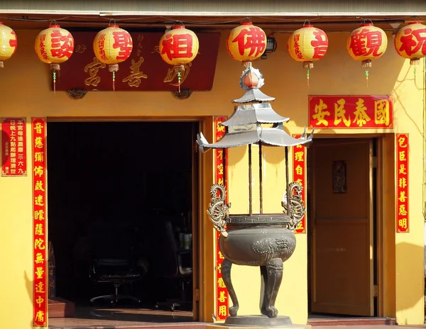 Kleine chinese tempel met kleurrijke lantaarns — Stockfoto