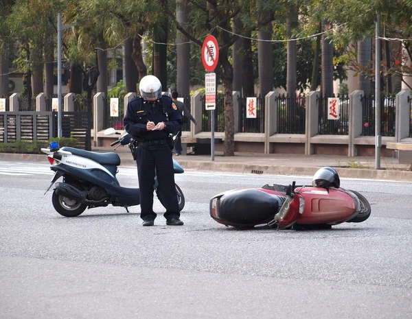 Accidente de tráfico que involucra a una vespa —  Fotos de Stock