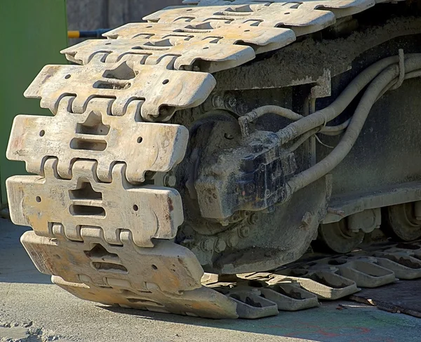 Rastreamentos pesados de uma máquina de construção — Fotografia de Stock