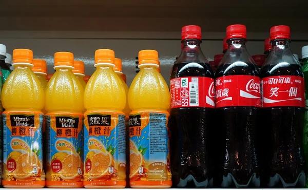 Πορτοκαλί ποτά και η coca cola — Φωτογραφία Αρχείου