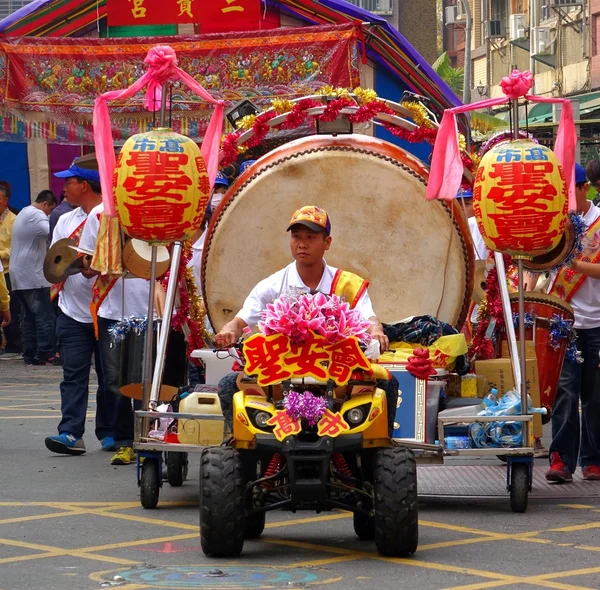 Pulling a Large Drum — Stock Photo, Image