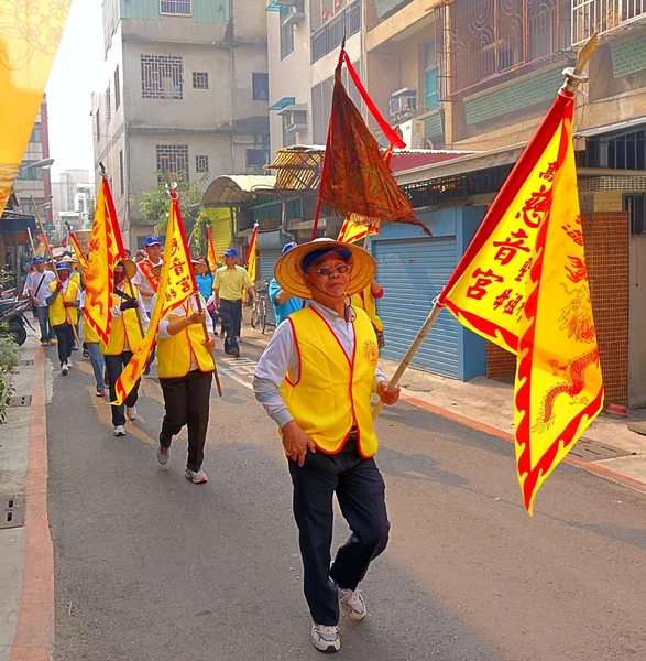 Portant des drapeaux religieux jaunes — Photo