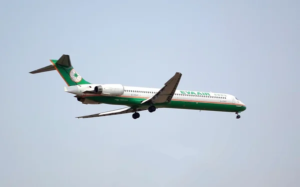 Airplane Comes in for a Landing — Stock Photo, Image