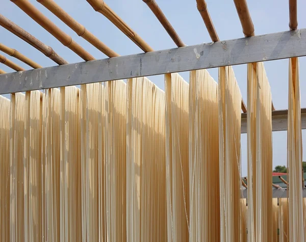 Tagliatelle lunghe essiccate al sole a Taiwan — Foto Stock