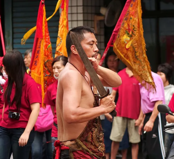 El hombre realiza una danza de espada ritual —  Fotos de Stock