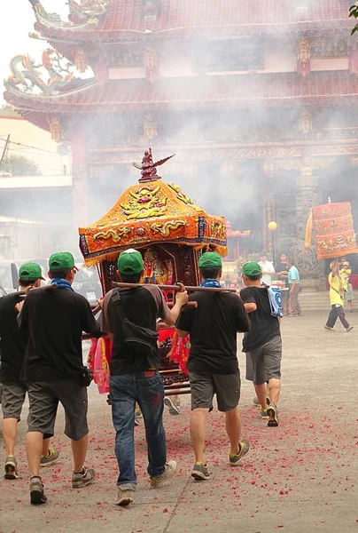 年轻男子携带坐着轿子朝一座寺庙 — 图库照片