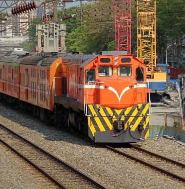 Dizel tren inşaat alanına geçirir