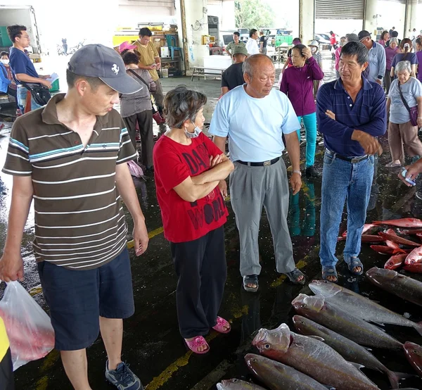 Проведение жесткой сделки на рыбном рынке — стоковое фото
