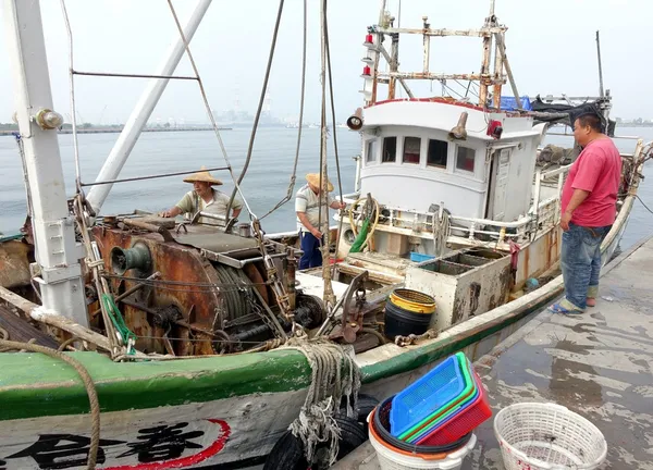 Pescadores descargan su captura —  Fotos de Stock