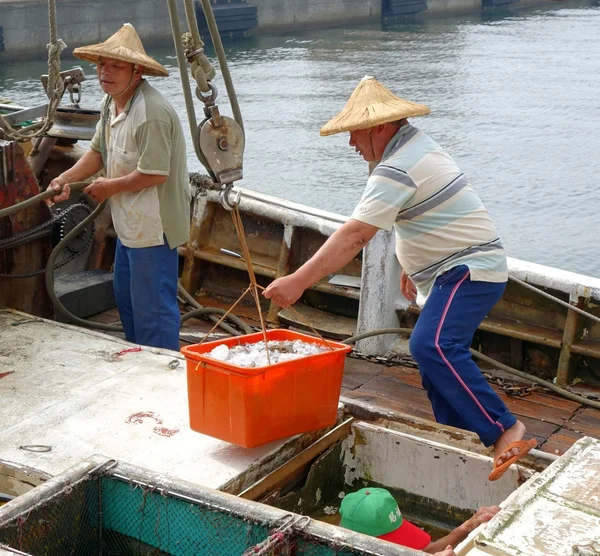 渔民卸载他们的捕获 — 图库照片