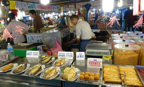 Venda de peixe frito e salsichas de peixe — Fotografia de Stock