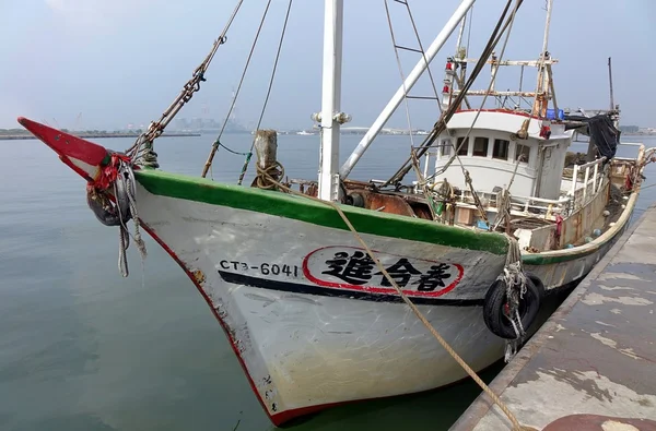 当地的渔船停靠在港口 — 图库照片