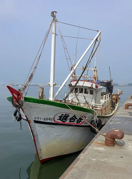 Lokale Fischerboote legen im Hafen an — Stockfoto