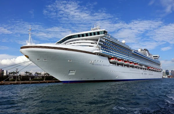 Muelles de cruceros gigantes en Taiwán — Foto de Stock