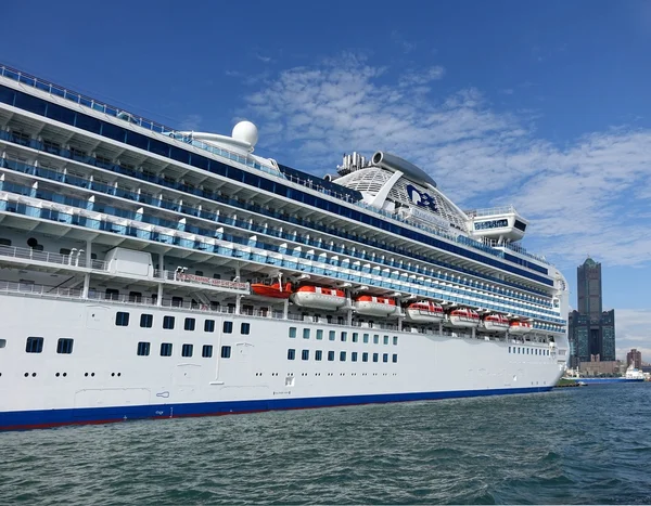 Muelles de cruceros gigantes en Taiwán — Foto de Stock