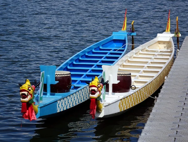 Dos barcos dragón tradicionales en Taiwán — Foto de Stock