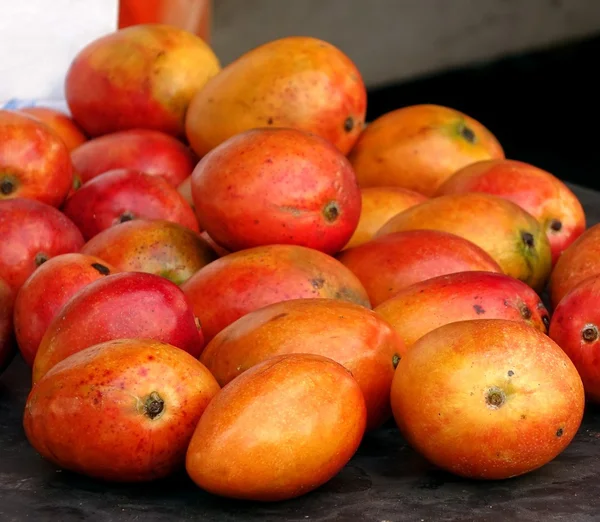 Ripe Red Mangoes for Sale — Stock Photo, Image