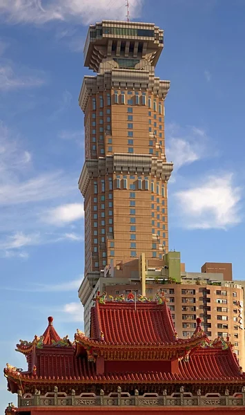 Tempel und Hochhaus — Stockfoto