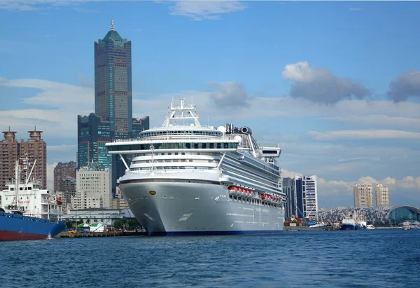 Jätte kryssningsfartyg dockar i taiwan — Stockfoto