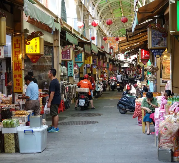 Покупки на рынке сухих товаров Чжунцзе — стоковое фото