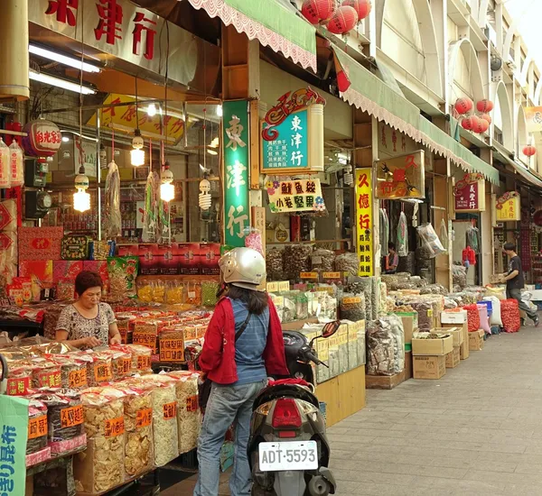 Shopping på zhongjie torrvaror marknaden Stockbild