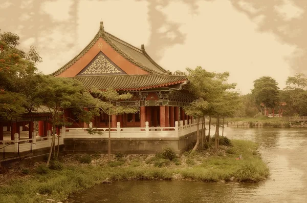 Vintage foto van tempel aan het meer — Stockfoto