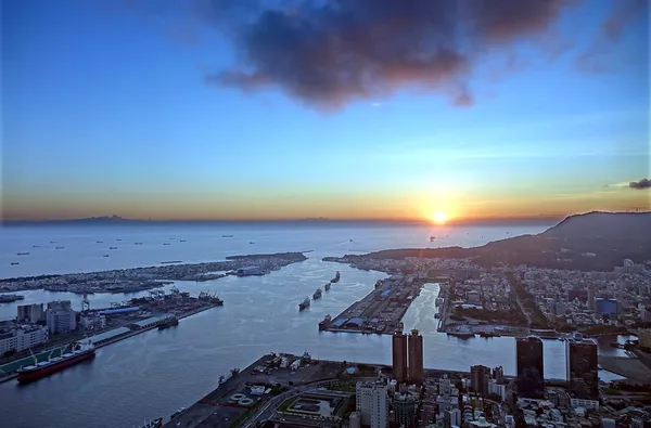 Cidade de Kaohsiung e Porto ao pôr do sol — Fotografia de Stock