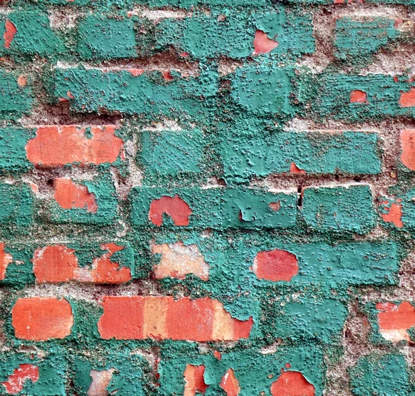 Кирпичная стена с зеленой краской — стоковое фото