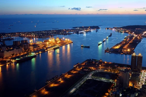 Prachtig uitzicht van kaohsiung haven in avond tijd — Stockfoto