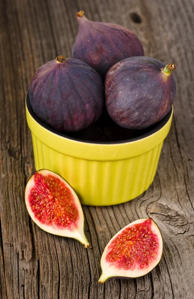 Fresh figs in bowl — Stock Photo, Image