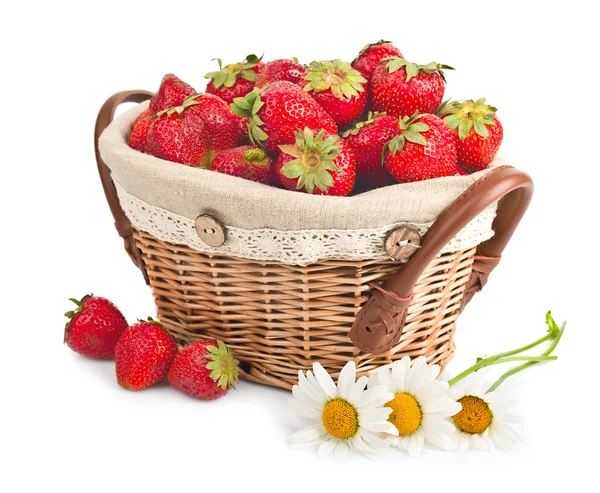 Cesta alegre llena de fresas frescas — Foto de Stock