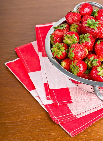 Erdbeeren auf Metallsieb — Stockfoto