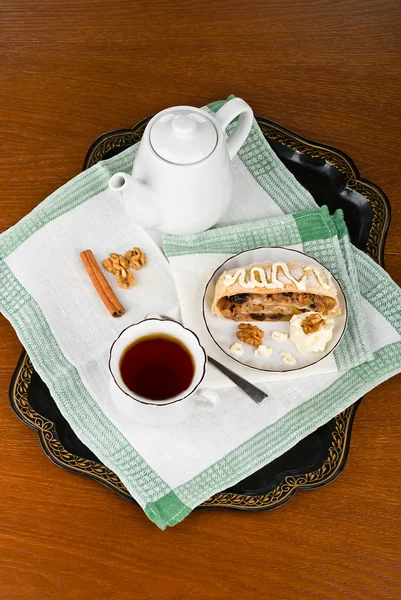 Light breakfast with tea, walnut and strudel — Stock Photo, Image