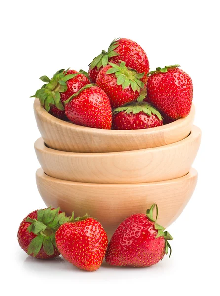 Söt mogna jordgubbar i trä skål — Stockfoto