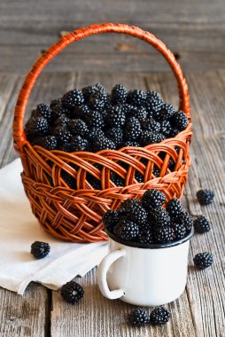 ahşap rustik masa üzerinde taze böğürtlen